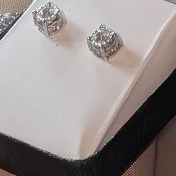 14 KT Whte Gold Earrings with Diamonds, total Est. weight Minimum .95 Carat - Picture 7 of 8